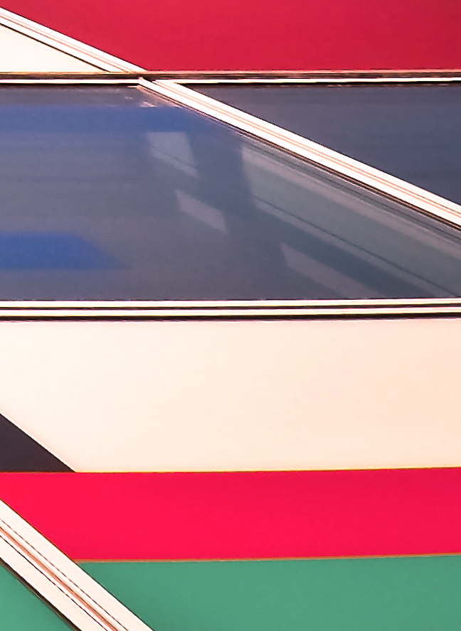 Bunte Glasflächen in blau, rot und grün